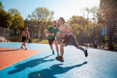 Lviv, Ukrayna - 12 Mayıs 2022: Erkekler açık havada basketbol oynuyor