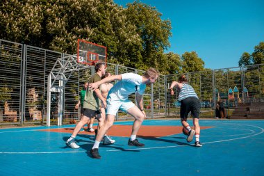 Lviv, Ukrayna - 12 Mayıs 2022: Erkekler açık havada basketbol oynuyor