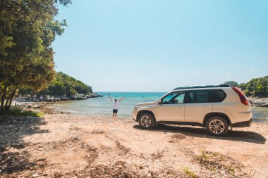 Araba seyahati konsepti. Yaz plajında deniz özgürlüğüne bakıyor.