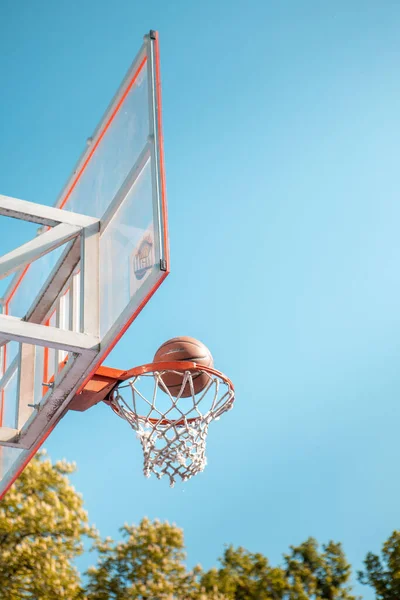バスケットボールリムボールをネット近くで — ストック写真