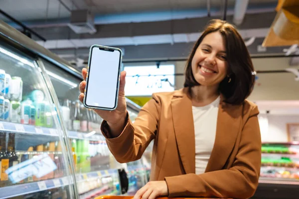 Lächelnde Frau Mit Einem Einkaufswagen Mit Einem Telefon Mit Weißem — Stockfoto