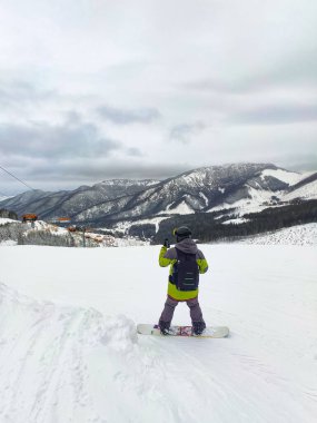 Kayak pistindeki snowboardçu arka plan fotokopi alanı üzerinde manzara