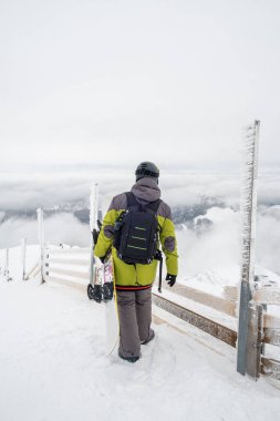 Chopok Dağı 'nın tepesinde snowboardçu bir adam. Slovakya kayak merkezi.