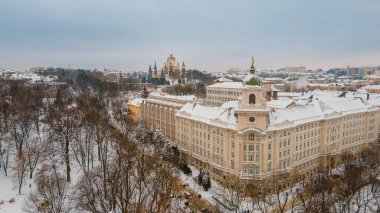 Kış lviv şehir merkezinin hava görüntüsü kopyalama alanı