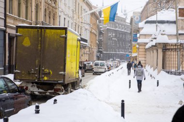 Lviv, Ukrayna - 12 Şubat 2021: Kar fırtınasından sonra şehir sokakları