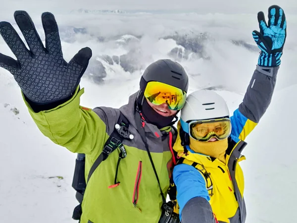 Çift Kayakçı Snowboardcu Dağın Tepesindeki Fotokopi Alanında Selfie Çekiyorlar — Stok fotoğraf