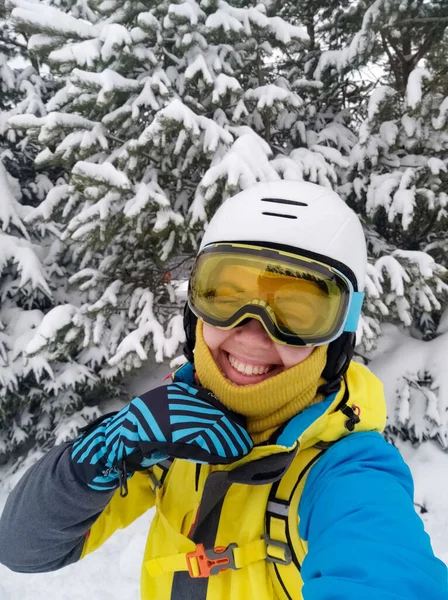 Gülümseyen Kadın Kayak Malzemeleriyle Selfie Çekiyor Kış Aktiviteleri — Stok fotoğraf