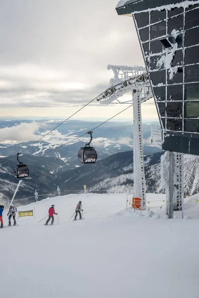 Slovakya, Jasna - 3 Şubat 2022: Koltuk kaldırma kabini kayak merkezi fotokopi alanı