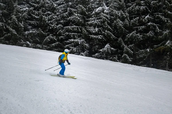 Esquiador Mulher Espaço Cópia Inclinação — Fotografia de Stock