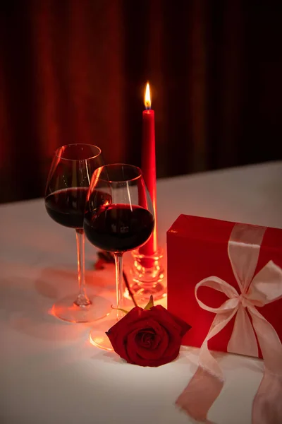 Romantisch Date Concept Rode Wijn Met Glazen Kaarsen Geschenkdoos — Stockfoto