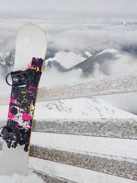 Snowboard Çubuğu Arka Plandaki Kar Dağlarında Kopyalama Uzayında — Stok fotoğraf