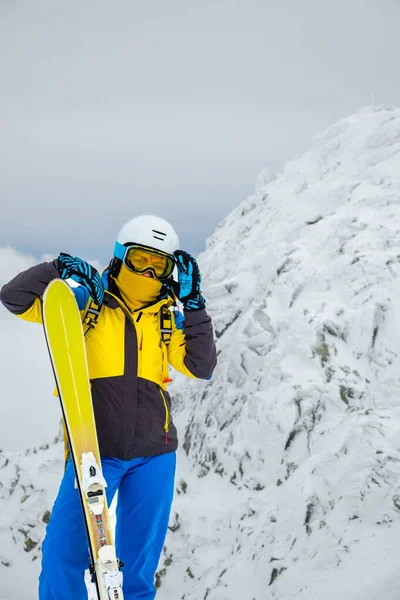 Mulher Esquiador Posando Topo Espaço Cópia Montanha Nevada — Fotografia de Stock