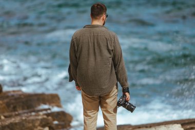Profesyonel fotoğrafçı deniz manzarası çekiyor. Boşluğu kopyala