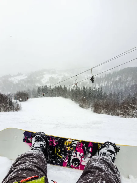 Kayak Pistinde Oturan Snowboardcu Kopyalama Alanı — Stok fotoğraf