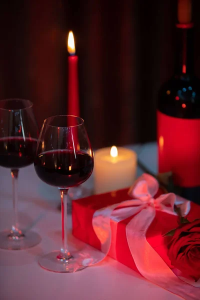 Romantico Appuntamento Concetto Vino Rosso Con Bicchieri Candele Confezione Regalo — Foto Stock