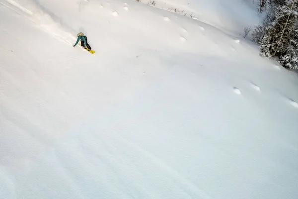 Άποψη Του Snowboarding Στο Σκι Κλίση Αντίγραφο Χώρο Ελεύθερη Οδήγηση — Φωτογραφία Αρχείου