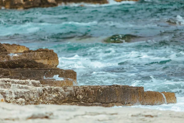 Beyaz Köpüklü Kayalık Deniz Dalgalarının Manzarası Boşluğu Kopyala — Stok fotoğraf