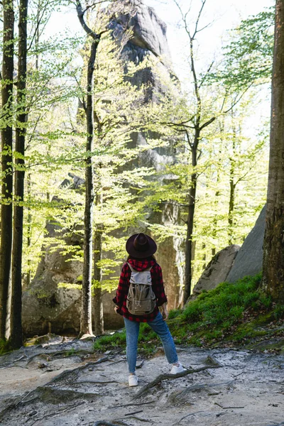 Γυναίκα Πεζοπόρος Σακίδιο Πόδια Από Δάσος Μονοπάτι Αντίγραφο Χώρου — Φωτογραφία Αρχείου
