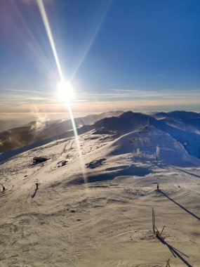 Slovakya Tatra dağlarında kayak yamacının üzerinde gün batımı kopyalama alanı