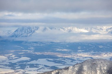 Slovakya 'daki karlı kış tatra dağlarının panoramik manzarası