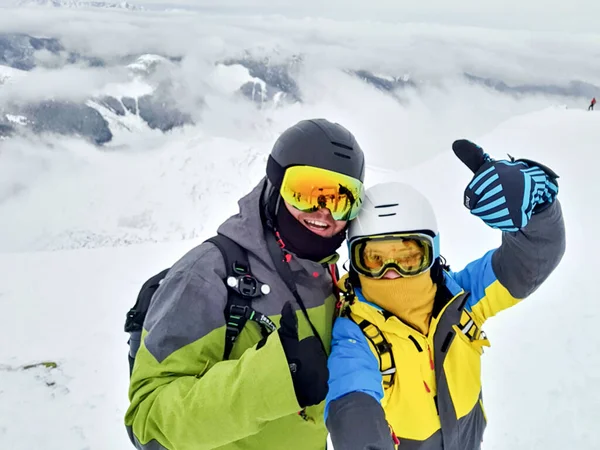 Esquiador Casal Snowboarder Tirar Selfie Espaço Cópia Montanha Superior — Fotografia de Stock