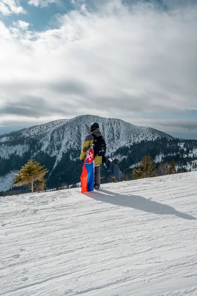 Slovakya Bayrağı Taşıyan Snowboardcu Kayak Merkezinin Yamacında Arka Planda Güzel — Stok fotoğraf