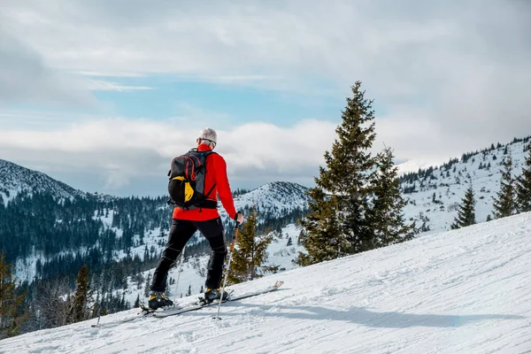 Senior Man Ski Tour Lopen Zoek Naar Landschap Kopieerruimte — Stockfoto