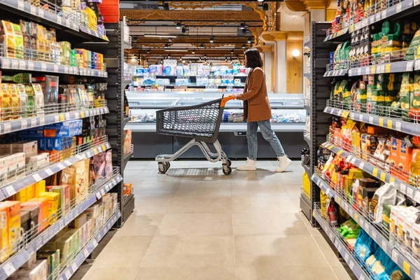 Woman Cart Walks Rows Shelves Grocery Store — Stock Photo, Image