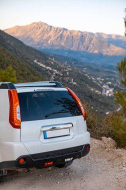 Kenar yol konseptinde SUV vagonu kopyalama alanı Lefkada adası Yunanistan