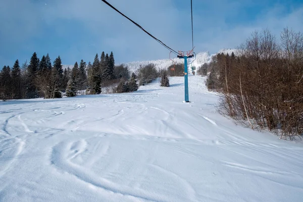 晴天从滑雪胜地的旧椅子电梯看风景 — 图库照片