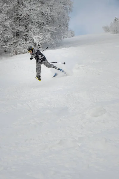 Esquiador Homem Caindo Espaço Cópia Seguro Médico — Fotografia de Stock