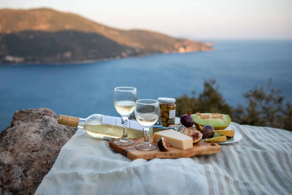 可以看到希腊海湾复制空间的野餐 — 图库照片