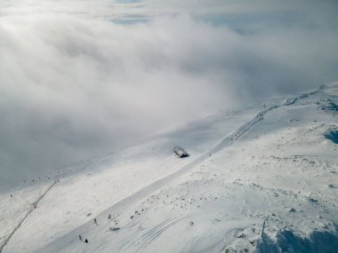 Slovakya Dağları 'ndaki kayak pistinin havadan görünüşü Jasna Resort