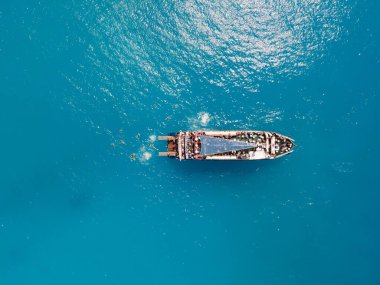 Porto Katsiki sahilinin havadan görünüşü yolcu teknesi insanlarıyla Yunanistan yaz tatilinde yüzerek atlarken eğleniyor.