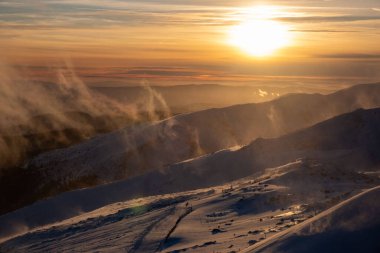 Slovakya Tatra dağlarında kayak yamacının üzerinde gün batımı kopyalama alanı