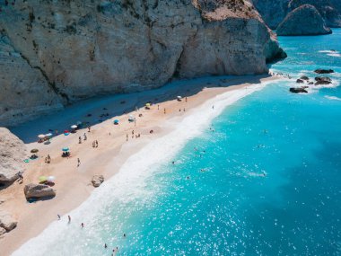 Lefkada adasındaki Porto Katsiki plajının hava manzarası Yunanistan