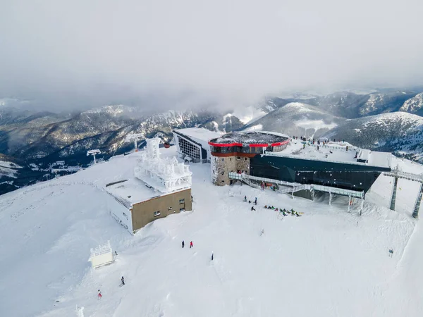 斯洛伐克乔波克山山顶滑雪升降客舱站的航景 — 图库照片