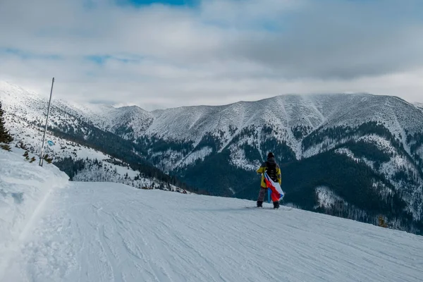 Man Snowboarder Slovakia Flag Ski Resort Slope Beautiful Mountains Landscape — Φωτογραφία Αρχείου