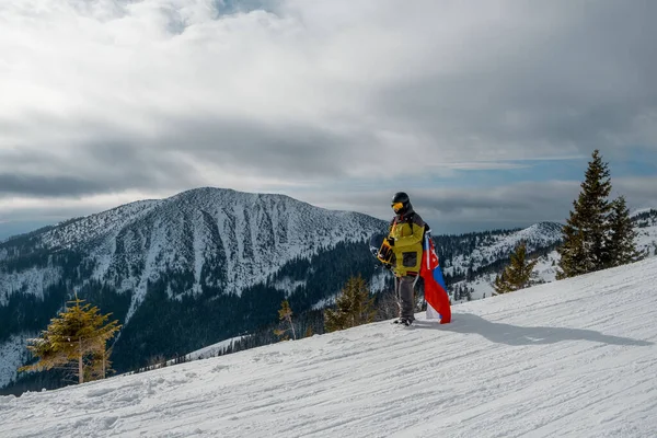 Uomo Snowboarder Con Bandiera Slovacca Presso Stazione Sciistica Pista Bellissimo — Foto Stock