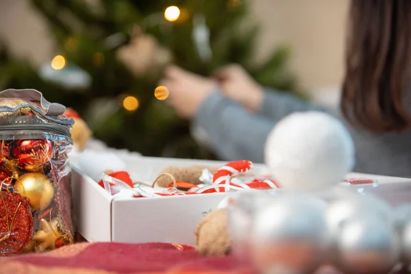 Decorating Christmas Tree Domestic Lifestyle — Stockfoto