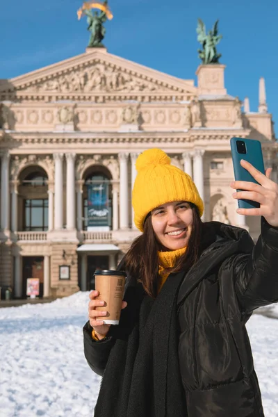 Viaggiatore Donna Che Beve Caffè Andare Prendere Selfie Fronte All — Foto Stock