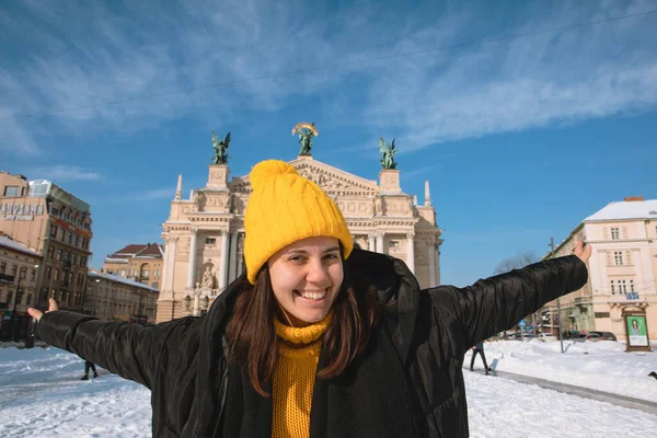 겨울철 눈덮인 도시에 오페라 앞에서 여행하는 — 스톡 사진