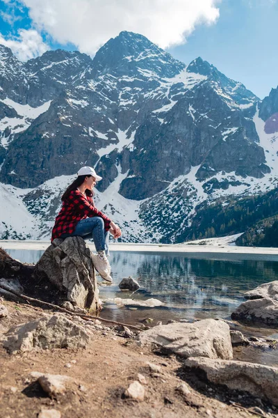 Woman Sitting Shore Lake Morskie Oko Tatras Mountains Poland — ストック写真