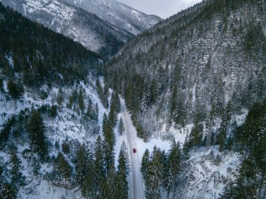 Tatra Dağları 'ndaki karlı yolun hava manzarası araba yolculuğu kavramı