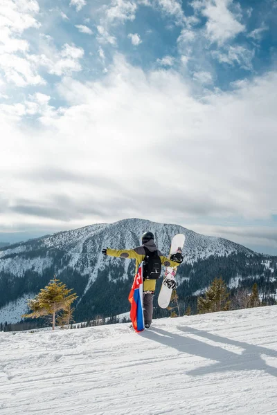 Slovakya Bayrağı Taşıyan Snowboardcu Kayak Merkezinin Yamacında Arka Planda Güzel — Stok fotoğraf