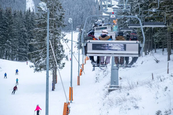 贾斯纳滑雪度假村的椅子抬起斯洛伐克的塔夫拉山脉 — 图库照片