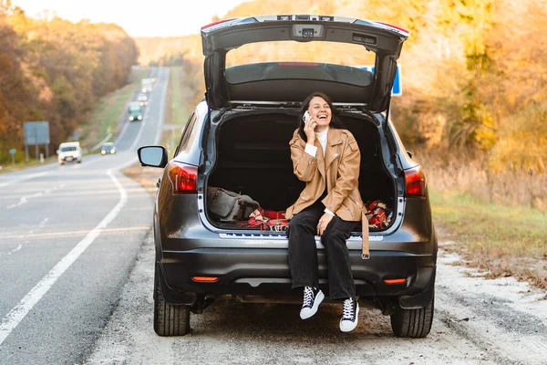 Laughing Woman Talking Phone While She Sits Trunk Car — Stock Photo, Image