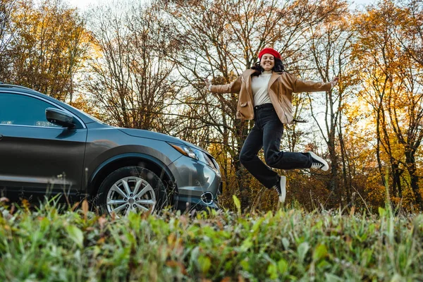 Gelukkig Glimlachende Vrouw Rode Baret Springen Buurt Van Auto Achtergrond — Stockfoto