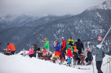 Slovakya, Jasna - 4 Şubat 2022: insanlar yamacın tepesinde yemek yiyor. Boşluğu kopyala