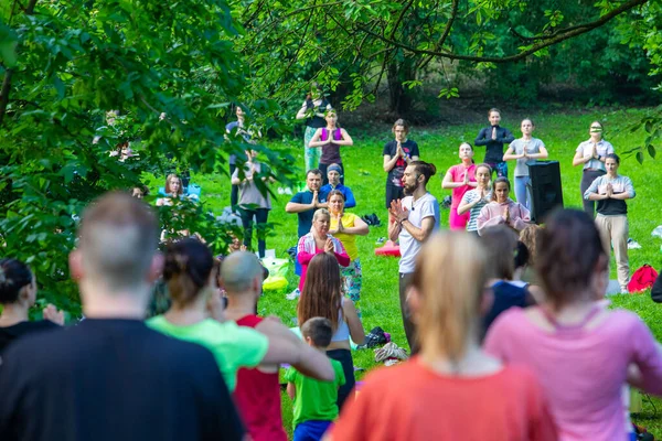 Lvov Ukrajina Července 2021 Hodně Lidí Městském Parku Dělá Jógu — Stock fotografie